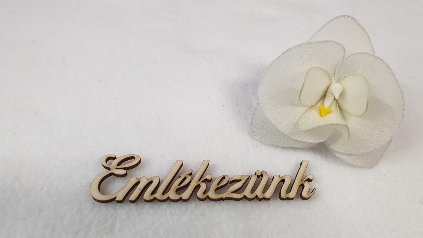 "Emlékezünk" felirat 11x2,5cm