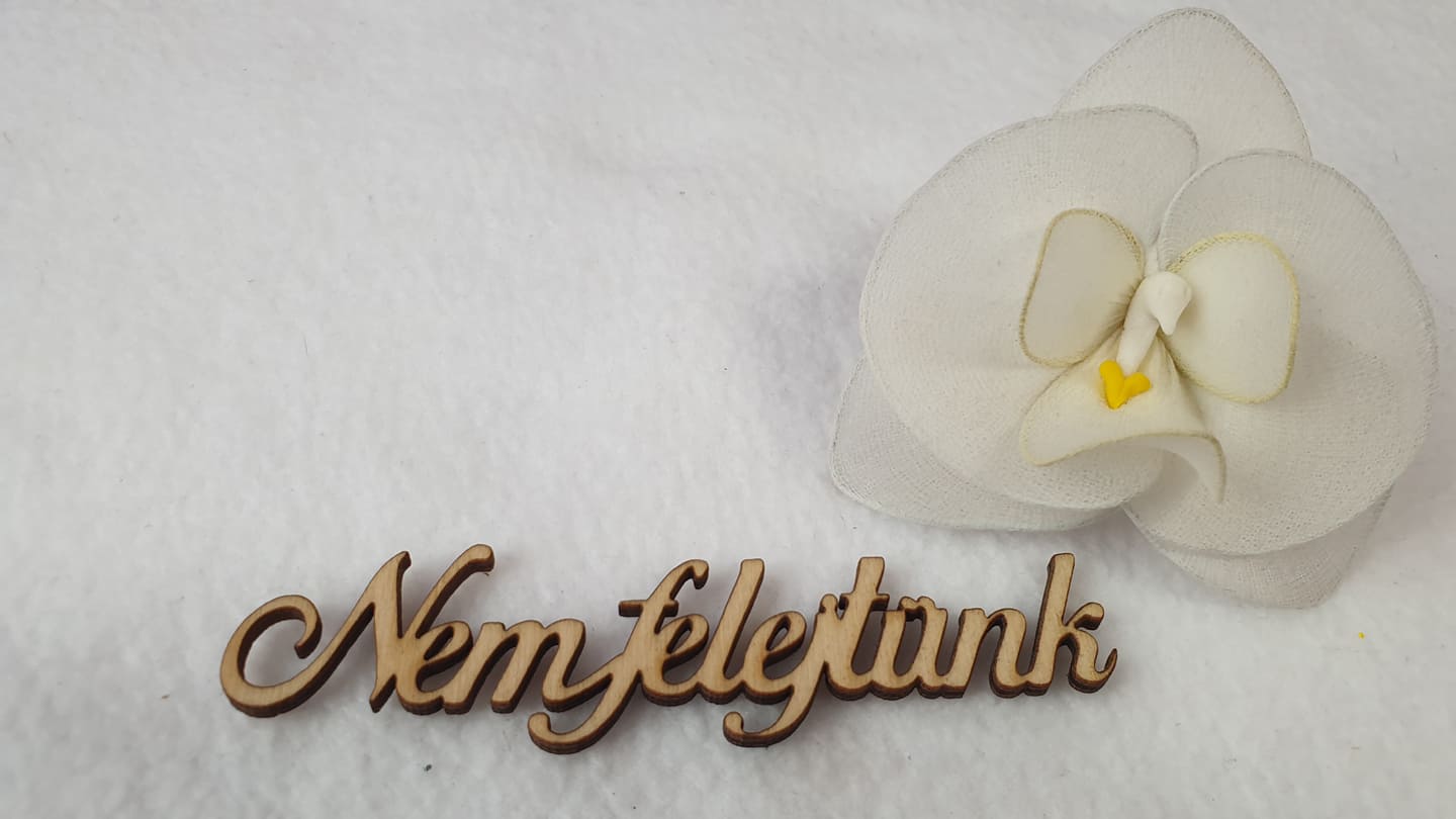 "Nem felejtünk" felirat 11x 2,2