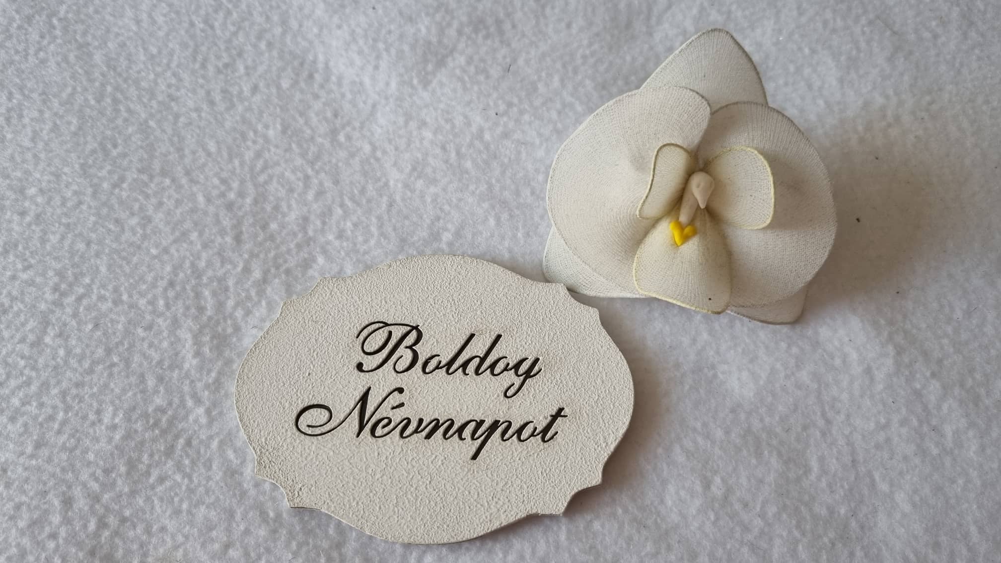 Natúr fa - "Boldog névnapot"  tábla fehér 7,5x10cm