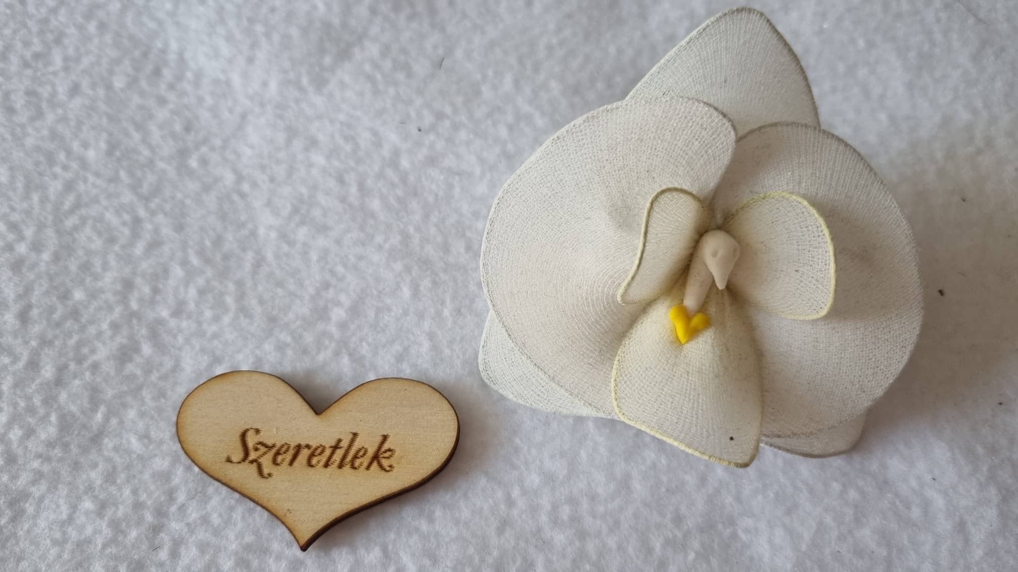 Fa tábla "szeretlek" felírattal